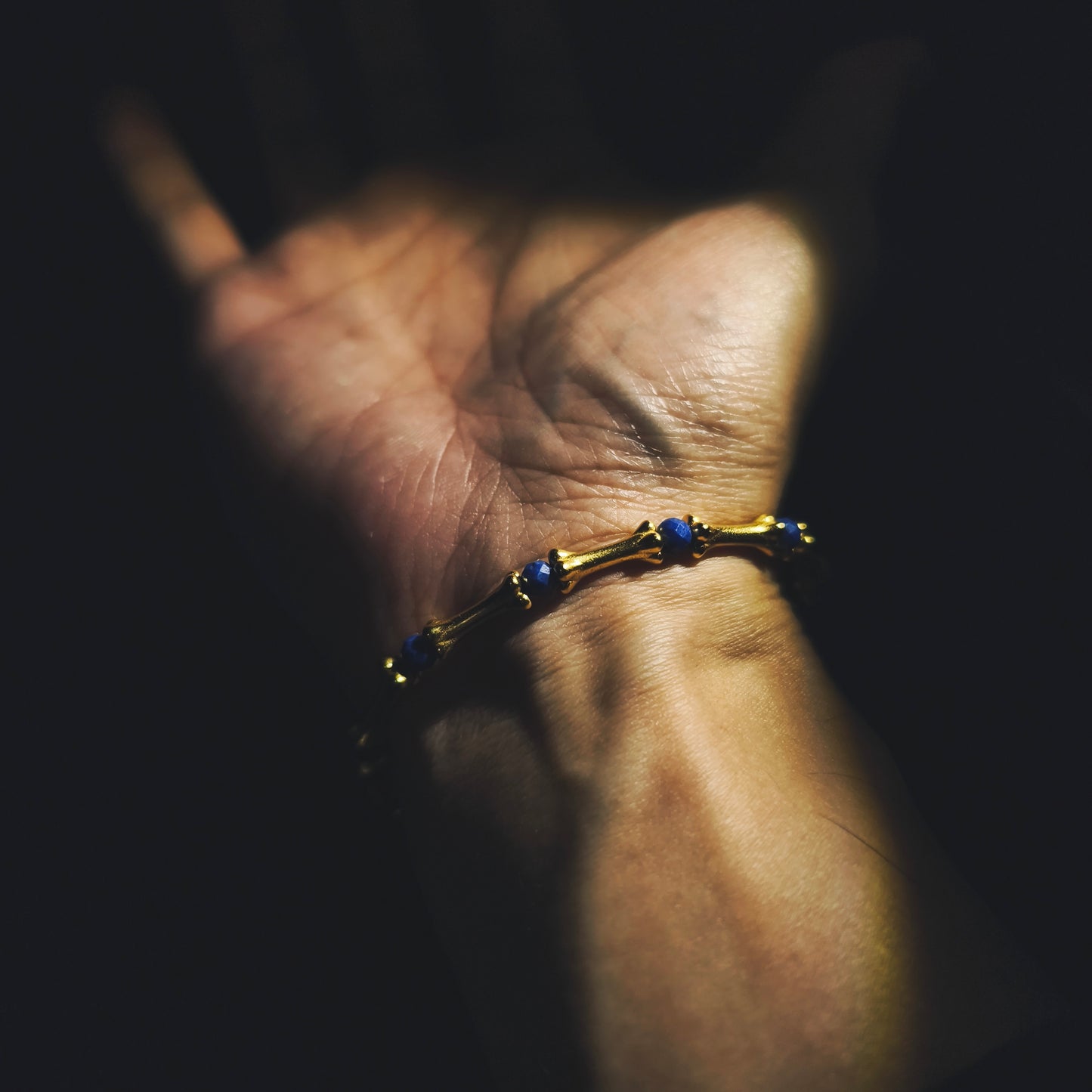 風骨・蒼魂 - 鍍金シルバーボーンラピスラズリブレスレット(IN-250301-A)